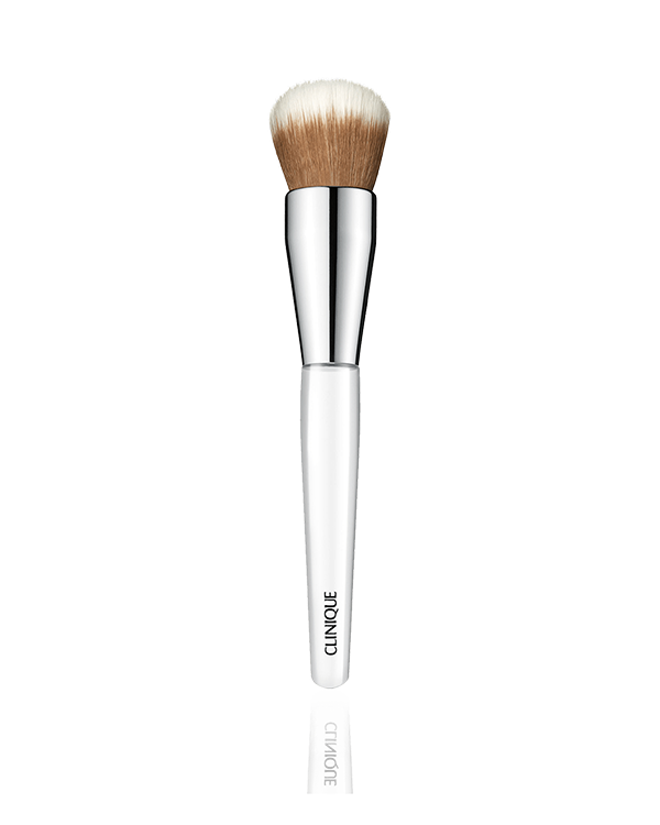 Štětec na makeup Foundation Buff Brush, Univerzální štětec s hustými štětinami je šetrný k pleti. Roztírá hladce a rovnoměrně Clinique produkty všech konzistencí. Jedinečná antibakteriální technologie Clinique zajistí nejvyšší úroveň hygieny.